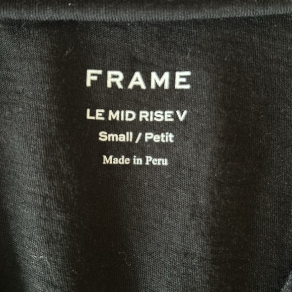 Le Mid Rise V-Neck Tee In Black - Picture 8 of 9